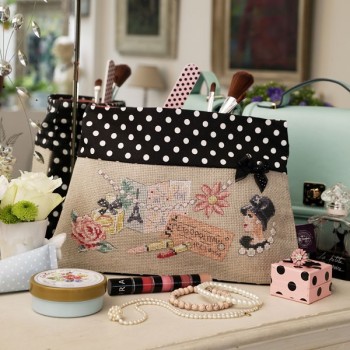 Aïda : Maxi trousse «Daisy» à broder au point de croix