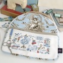 Lin : Grande trousse à ouvrage « Toile de Jouy » Bleue à broder au point de croix