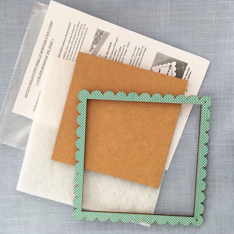 «Écolier» Scalloped Frame