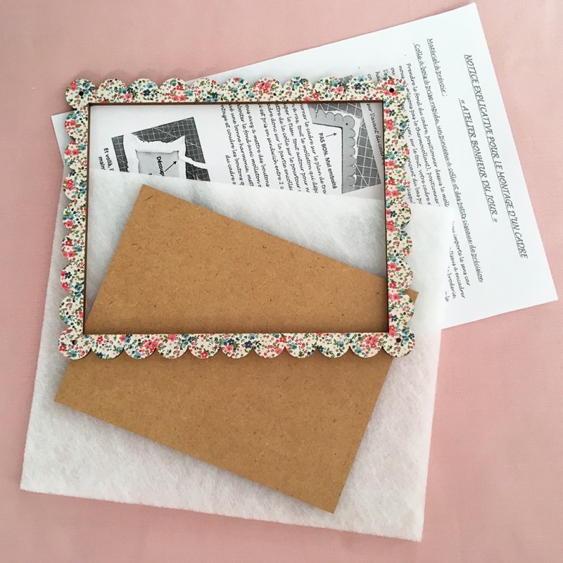 «Myosotis» Scalloped Frame