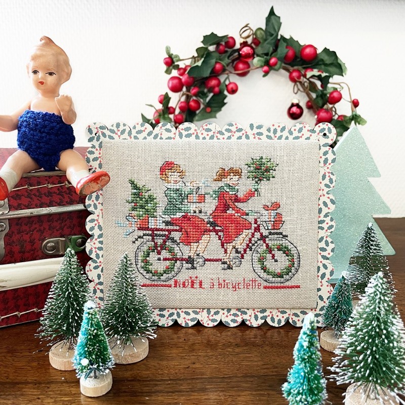 «Joli houx» Scalloped Frame