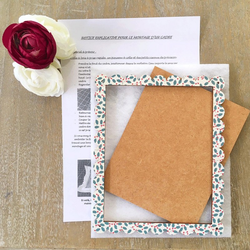 «Joli houx» Scalloped Frame