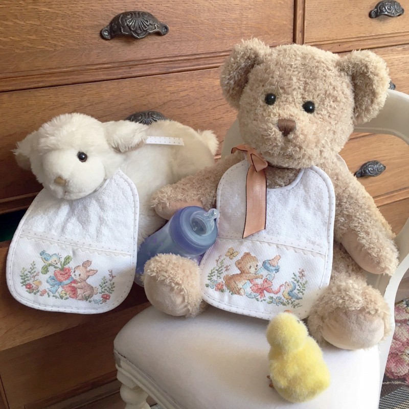 2 petits bavoirs «Simon et Capucine»