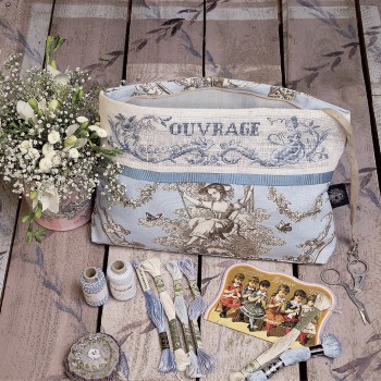 Lin : Maxi trousse à ouvrage « Toile de Jouy » Bleue à broder au point de croix
