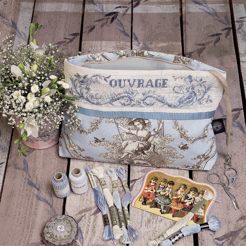 Lin : Maxi trousse à ouvrage « Toile de Jouy » Bleue à broder au point de croix