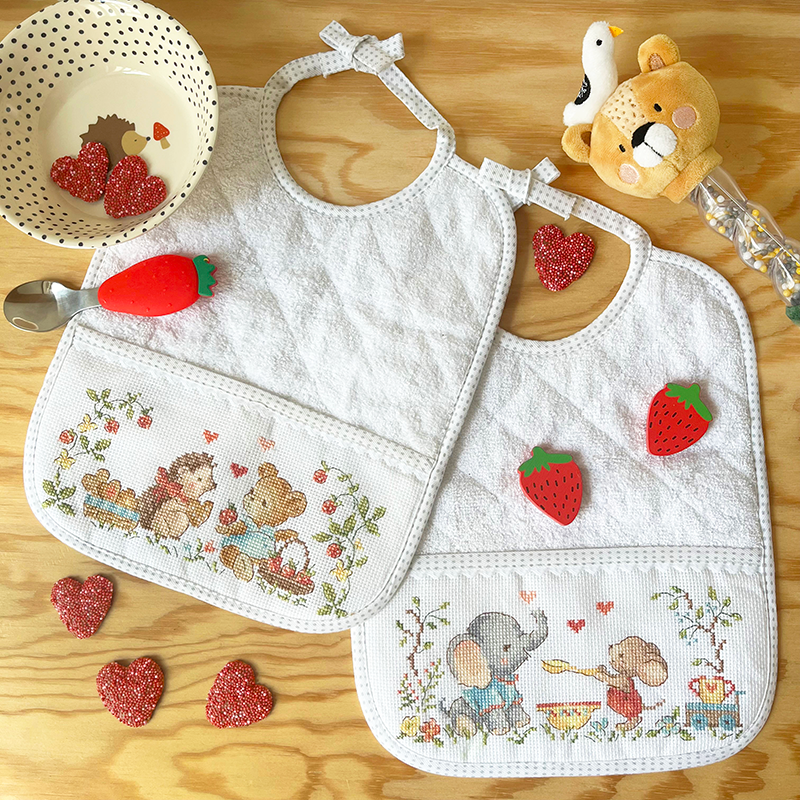 «Miam d'amour» 2 large bibs