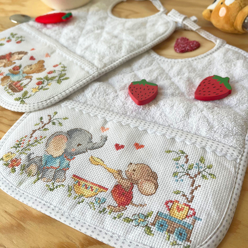 2 grands bavoirs «Miam d'amour»